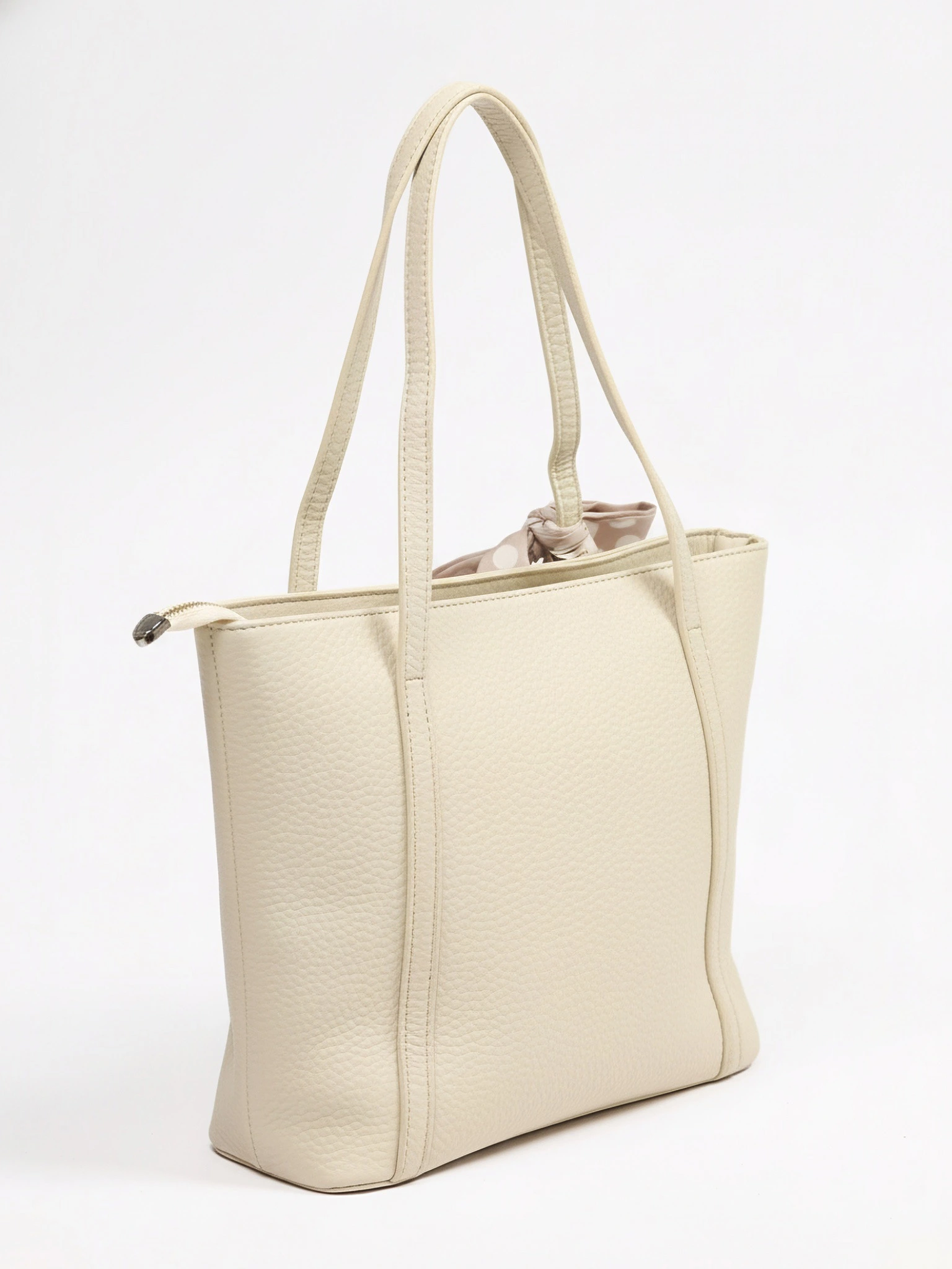 Сумка-тоут с карманом на кнопке и декоративным платком в ассортименте